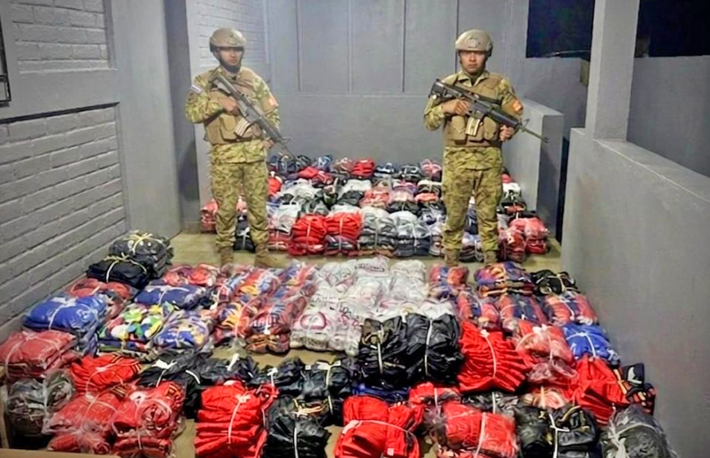 Contrabandistas abandonan lote de ropa deportiva en punto fronterizo