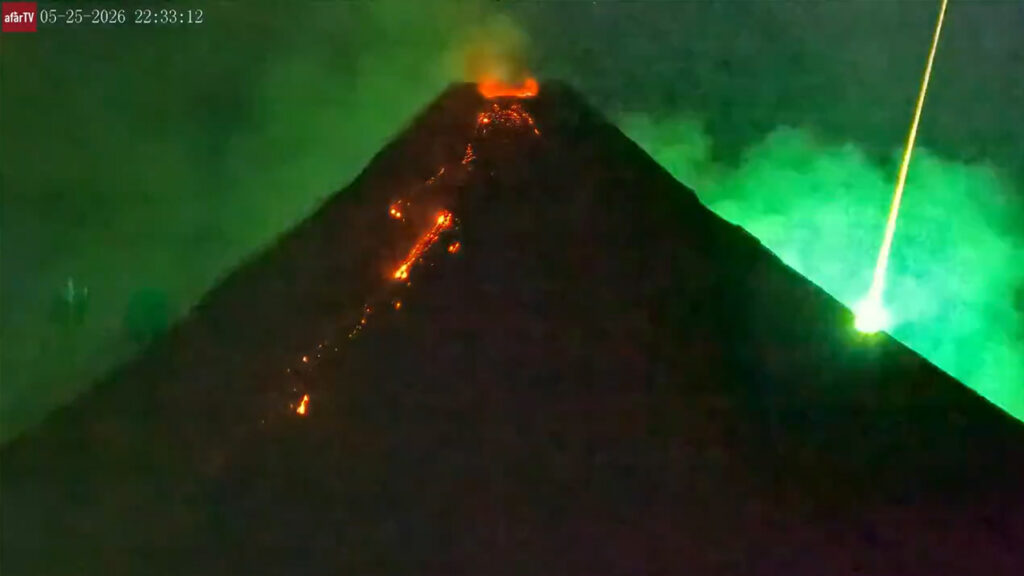 El momento exacto cuando un meteorito cae en plena erupción del volcán Mayon, Filipinas