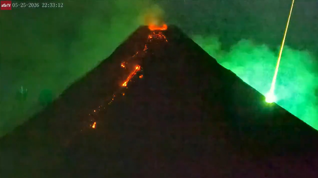 El momento exacto cuando un meteorito cae en plena erupción del volcán Mayon, Filipinas