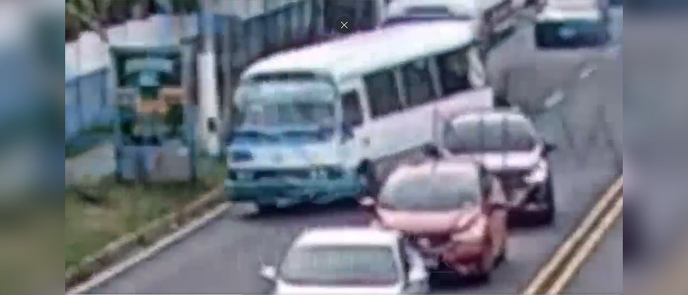 Cámaras de videovigilancia captan accidente entre microbús y un vehículo en Santa Tecla