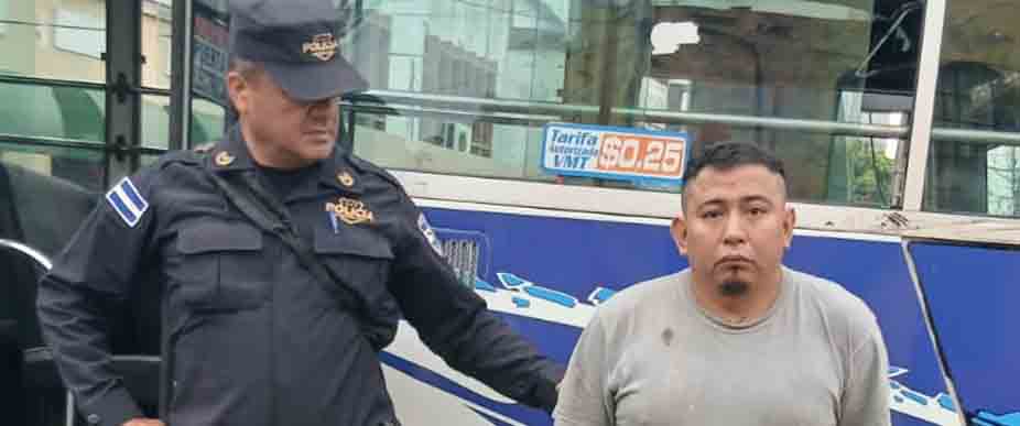 Microbusero manejaba sin licencia y es arrestado por atropellar a un agente del CAM