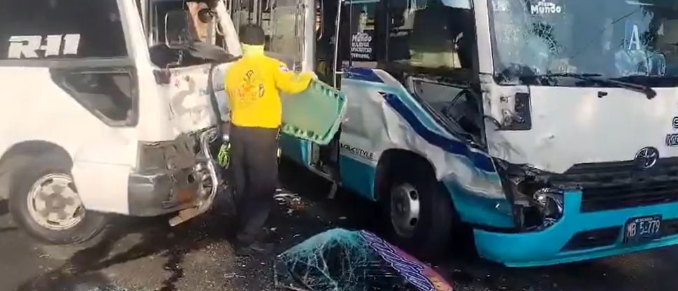Accidente de microbuseros deja 10 personas lesionadas