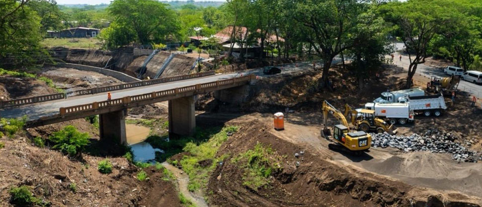 Supervisan avances de obra de construcción de puente en San Miguel
