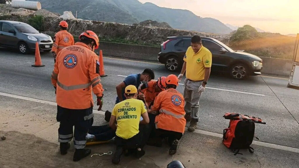Motociclista con múltiples lesiones tras impactar en la parte trasera de un vehículo