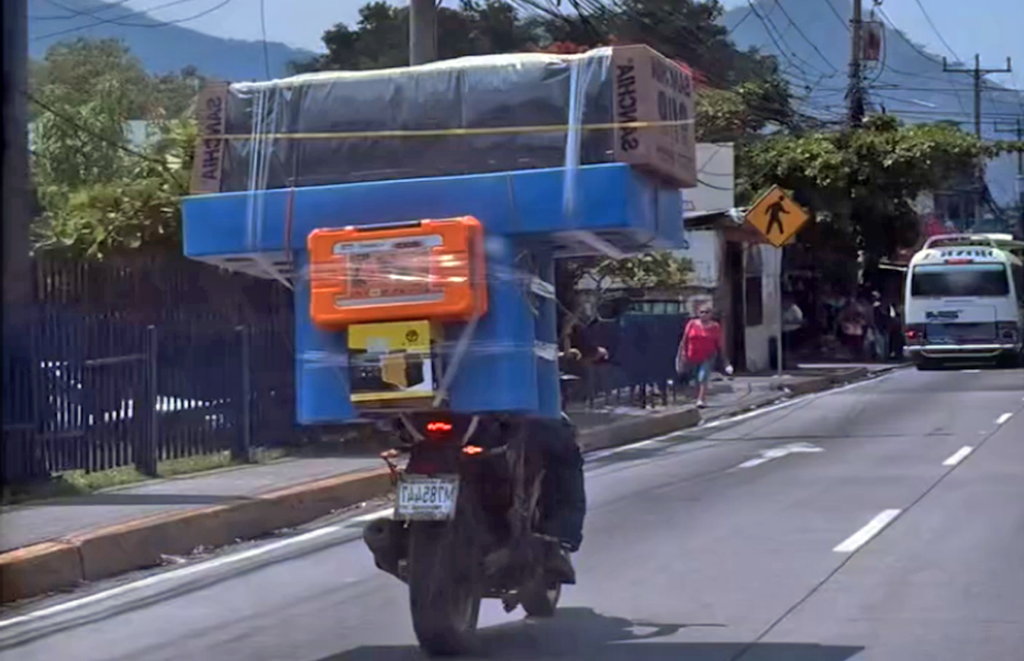 Salvadoreño se las ingenia para llevar objetos de gran tamaño en su motocicleta
