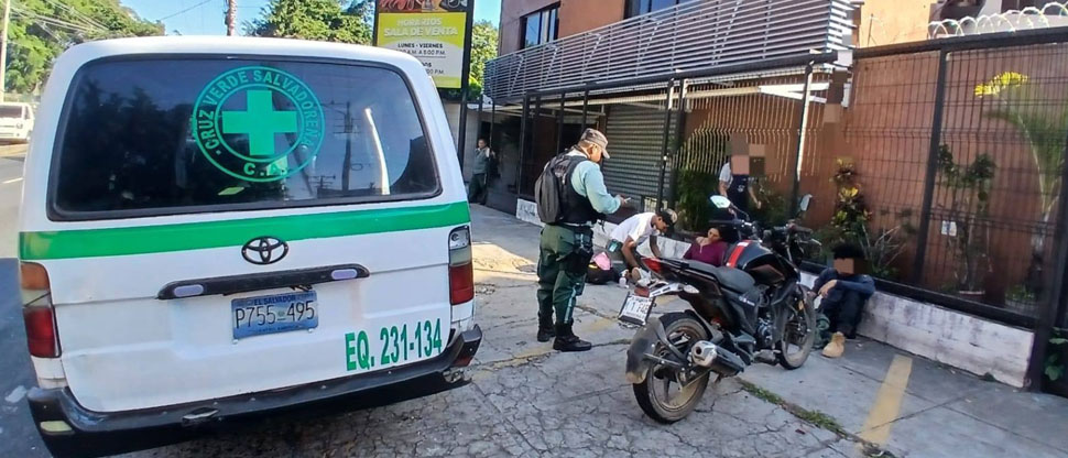 Motociclistas resultan lesionados tras accidentarse en Santa Tecla