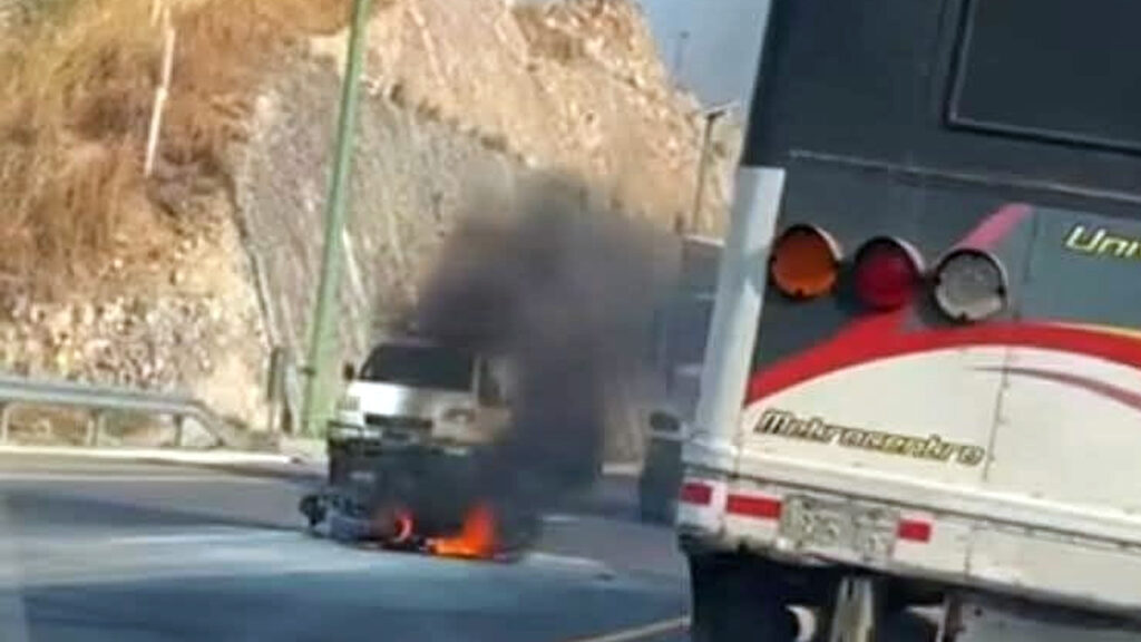 Moto se prende en llamas tras fuerte accidente en La Unión