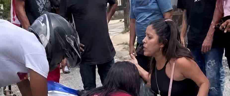 Mujer exige la clave del celular de su novio mientras él sufrió un accidente de tránsito