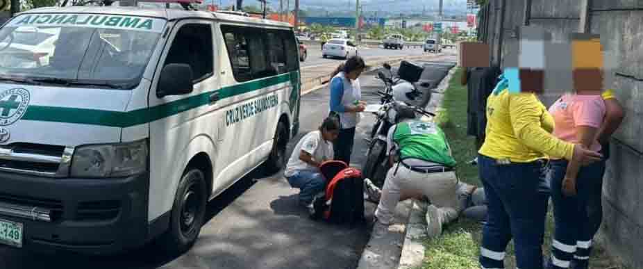 Mujer biker resulta lesionada en carretera de Oro tras accidentarse