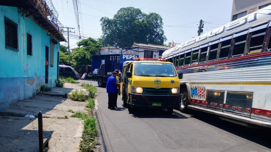 Microbusero arranca «a lo loco» y bota a pasajera en mejicanos