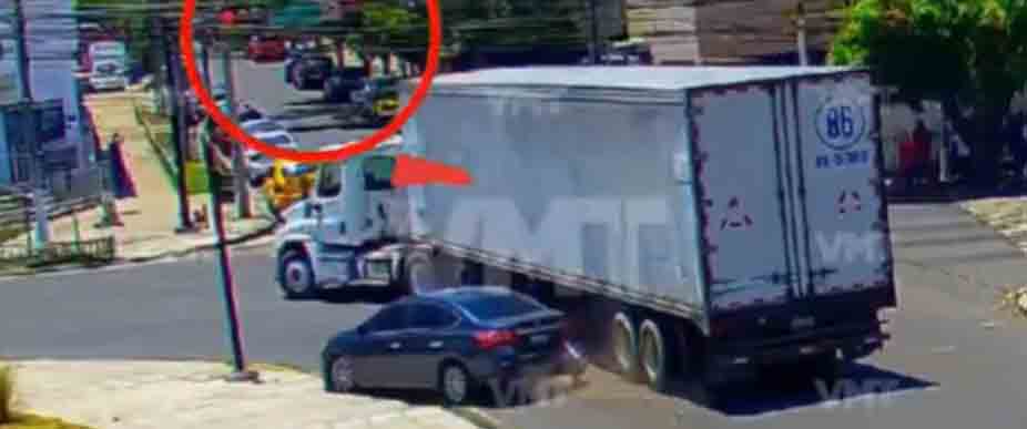 Conductor de rastra pagará  daños a vehículo que golpeó y recibe multa de $1,300