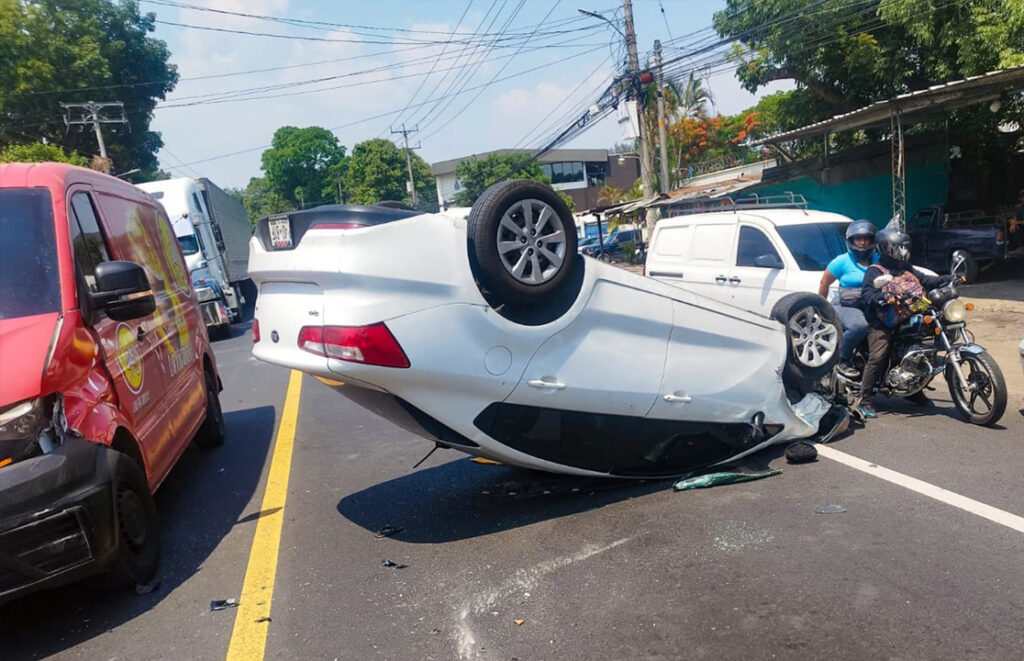 Tres personas lesionadas deja múltiple accidente en Ilopango