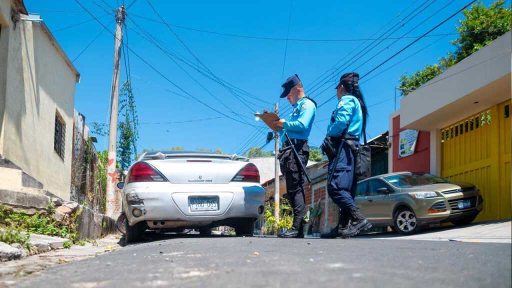 Notifican a dueños de vehículos abandonados en calles y aceras en colonias de la capital