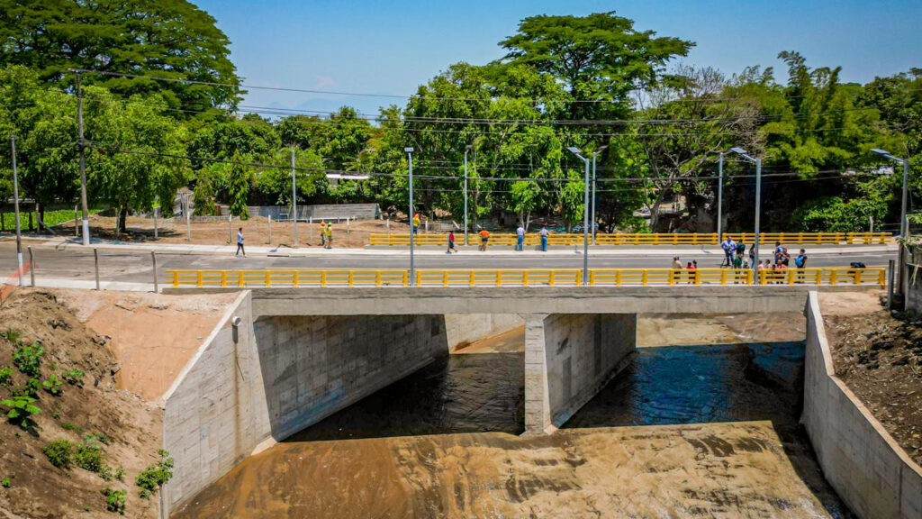 Familias de Colón son beneficiadas con la habilitación del paso sobre el nuevo puente de Villa Lourdes