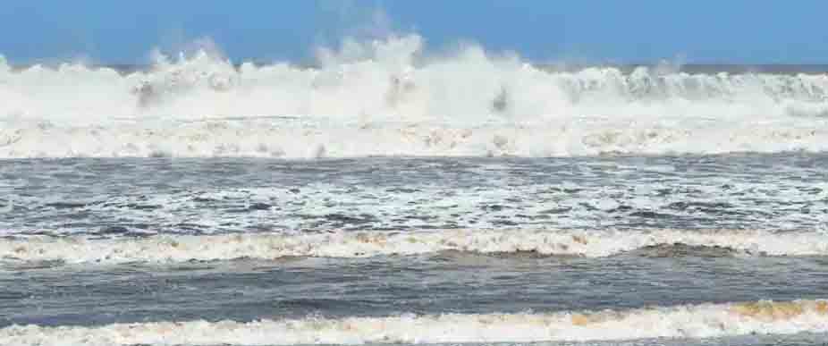Pronostican oleaje más alto y rápido en la costa salvadoreña para este domingo