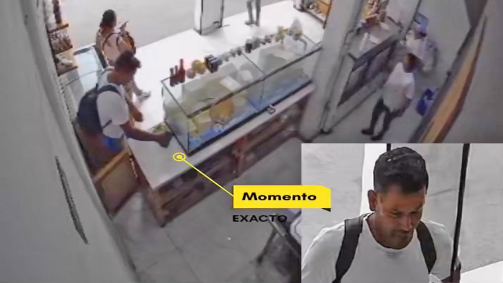 Buscan a sujeto que se embolsó un celular en un local comercial de Santa Ana