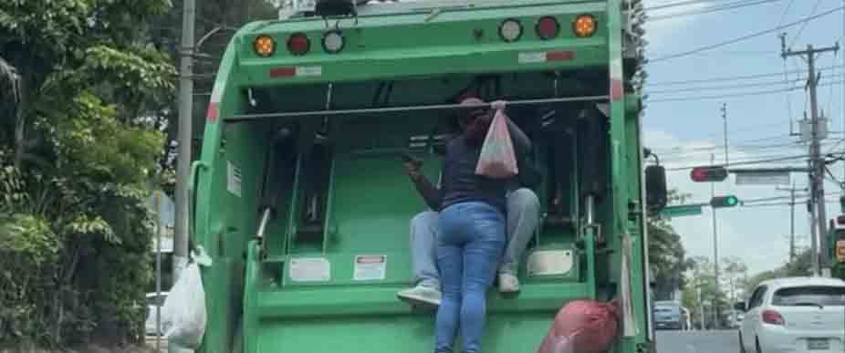 Captan a pareja dándose amor en el camión de basura