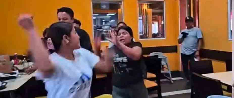 2 Mujeres se agarran a trompadas en popular restaurante de pollo por el amor de un hombre