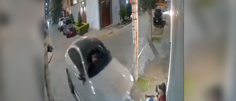 Perú: mujer atropella a un vigilante y queda captado en cámara