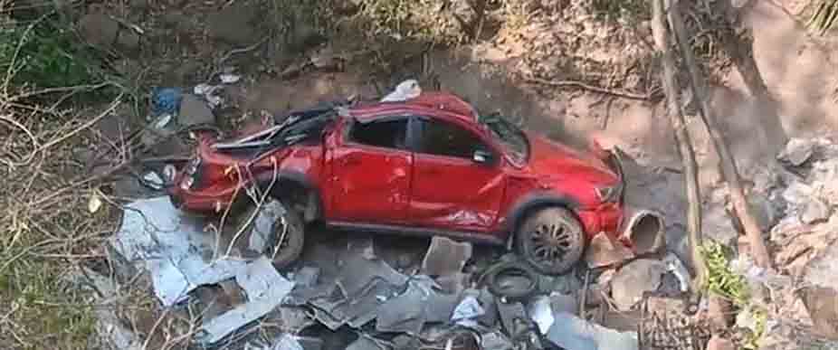 Conductor de pick up cae al barranco tras perder el control en La Unión