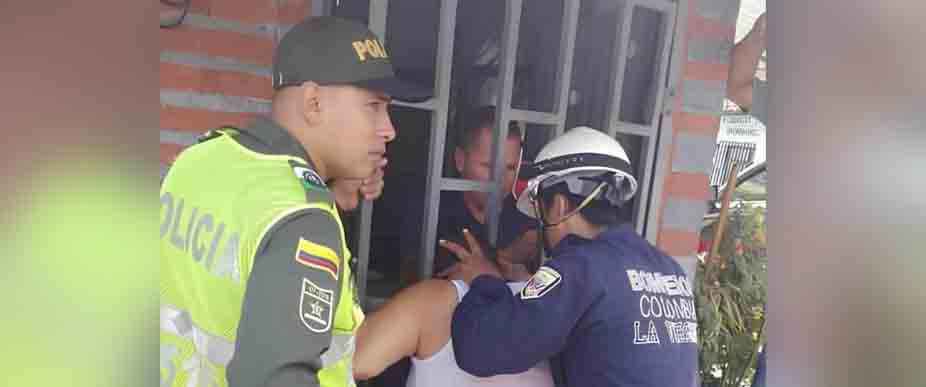 COLOMBIA: «por meque» mujer quedó atrapada en puerta para saber el chisme del vecino