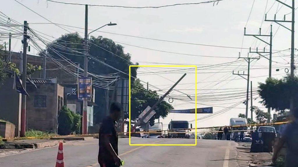 Reportan paso vehicular cerrado en Ahuachapán por poste del tendido eléctrico a punto de caer