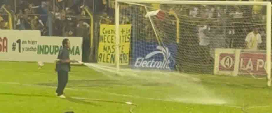 FAS bravo porque regaron con agua su portería antes del segundo tiempo