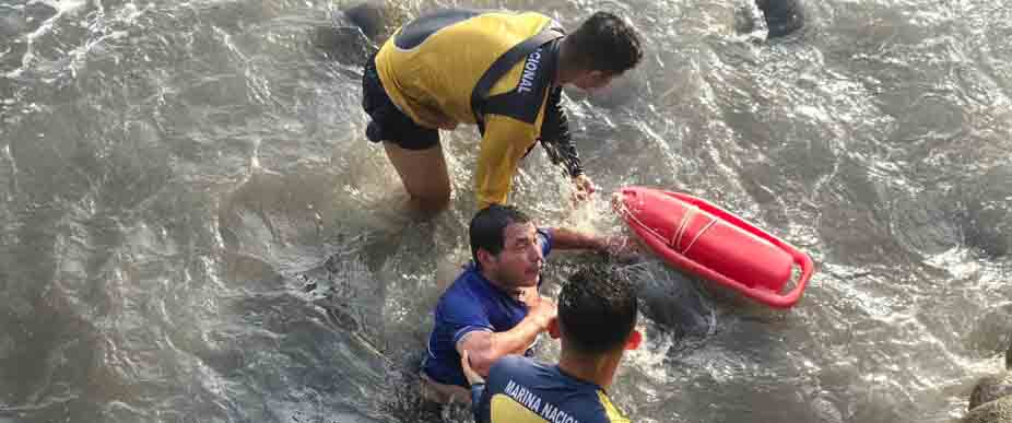 Soldados de la Marina rescatan a borracho que estaba siendo arrastrado por el mar