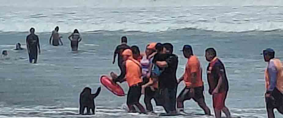 Salvavidas rescatan a mujer de 42 años de ahogarse en playa Los Blancos