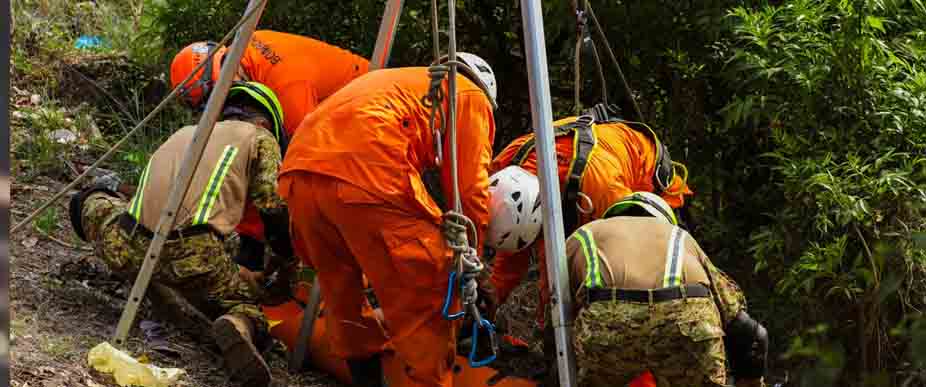 Bomberos rescatan a hombre que cayó de una quebrada en la alameda Manuel Enrique Araujo