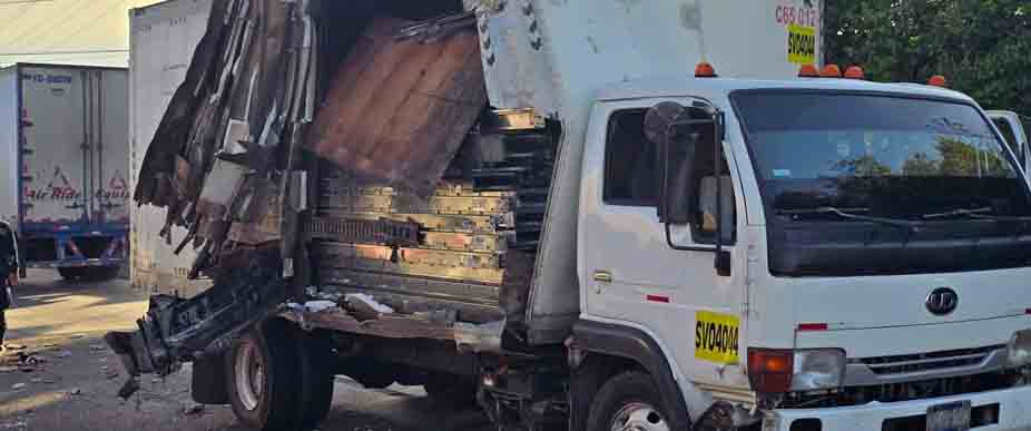 Conductor de camión se salva tras chocar contra rastra en Santa Rosa de Lima