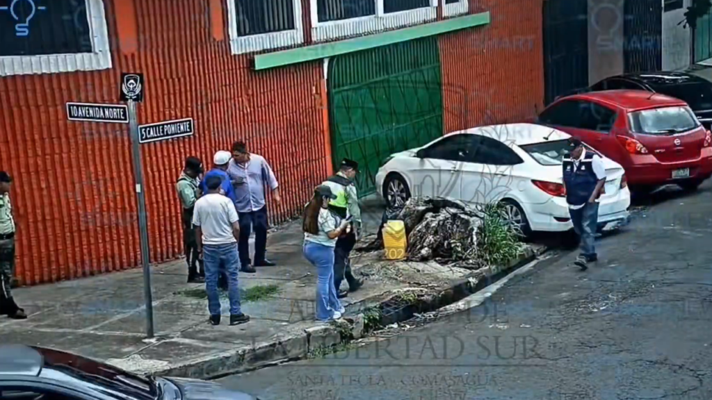 Ponen en evidencia y sancionan a empresa por tirar basura a la calle en Santa Tecla