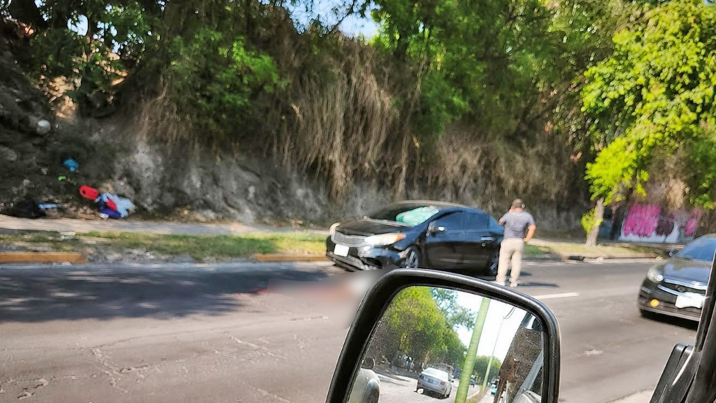 Peatón es atropellado cuando intentaba cruzar la carretera de Oro en Ilopango