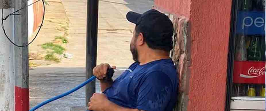 Viralizan a salvadoreño ocupando método antiguo para quitarse el calor