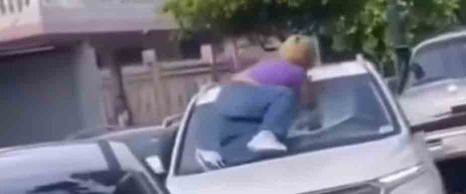 Mujer genera escándalo en las calles tras descubrir que su pareja le es infiel