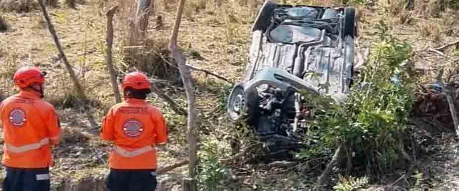 Reportan carro volcado en San Vicente
