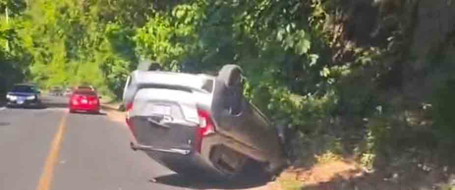Reportan vehículo volcado en carretera a Apulo