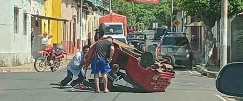 Mototaxi vuelca en Atiquizaya