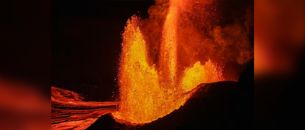 Volcán Kileaue vuelve a entrar en actividad y lanza enorme columna de lava