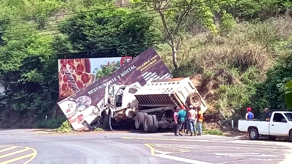 Sin frenos: camión vuelca sobre carreta longitudinal del norte