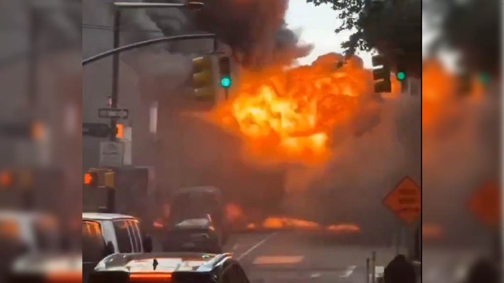 New York: carro se incendia y explota en Wall Street desatando el pánico