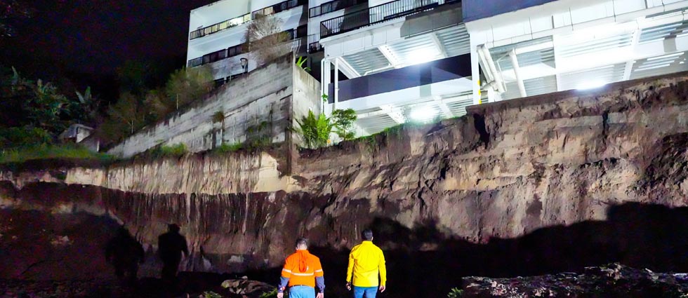 Evacúan a familias del condominio Panamericana en la Escalón tras el colapso parcial de un muro de unos 50 metros lineales