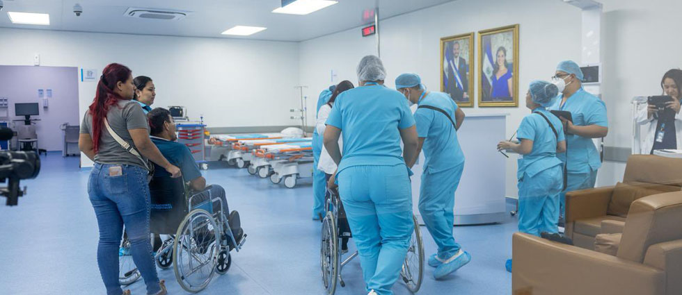 ¡¡¡Salvadoreños hacen uso del nuevo hospital Rosales!!!