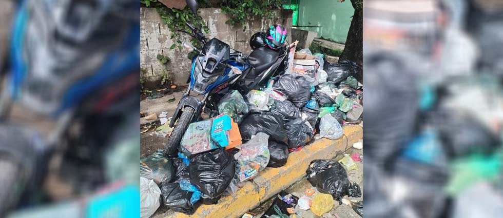 Viral: ¡hombre estaciona su motocicleta en la acera y al volver la encuentra rodeada de basura en San Salvador!