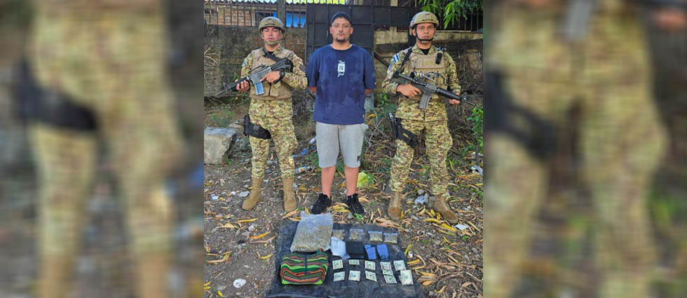 Soldados capturan a sujeto tras sorprenderlo con varias porciones de droga