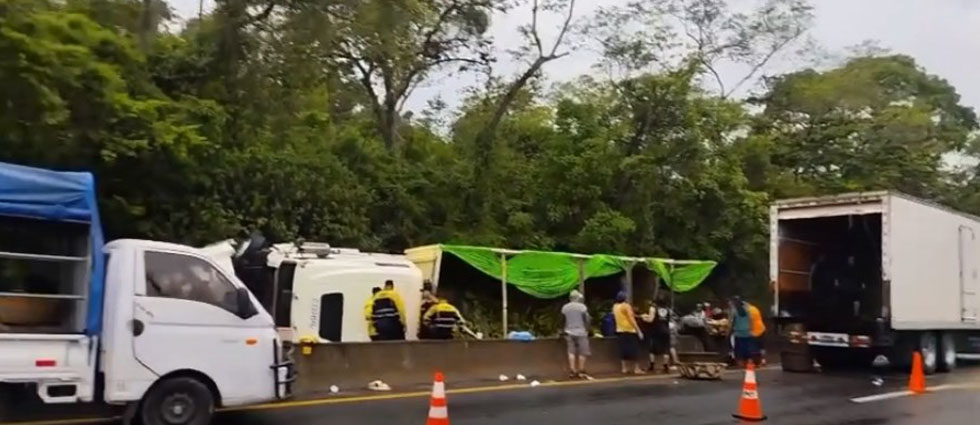 Furgón que transportaba plátanos vuelca carretera a Sonsonate
