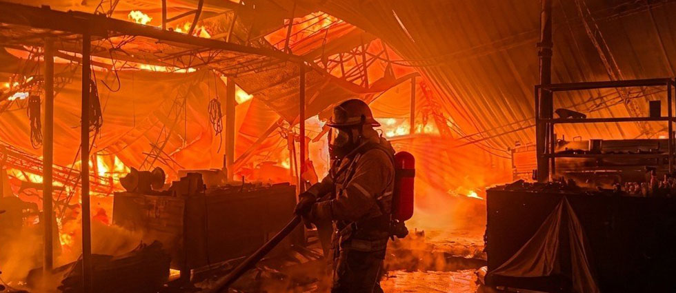 Bomberos sofocan voraz incendio en una bodega y car wash en Soyapango