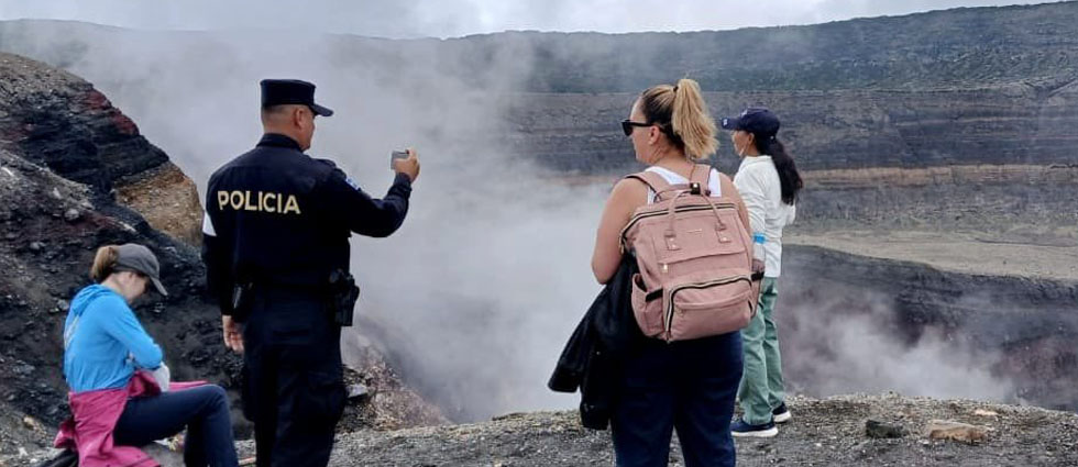 POLITUR acompaña ascenso al Ilamatepec de turistas de diversos países