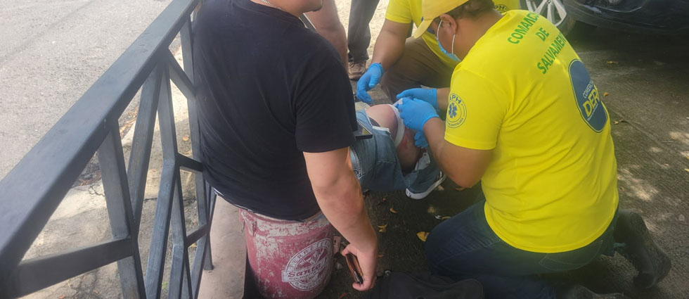 Motociclista resulta lesionado tras choque contra un auto en la carretera Litoral
