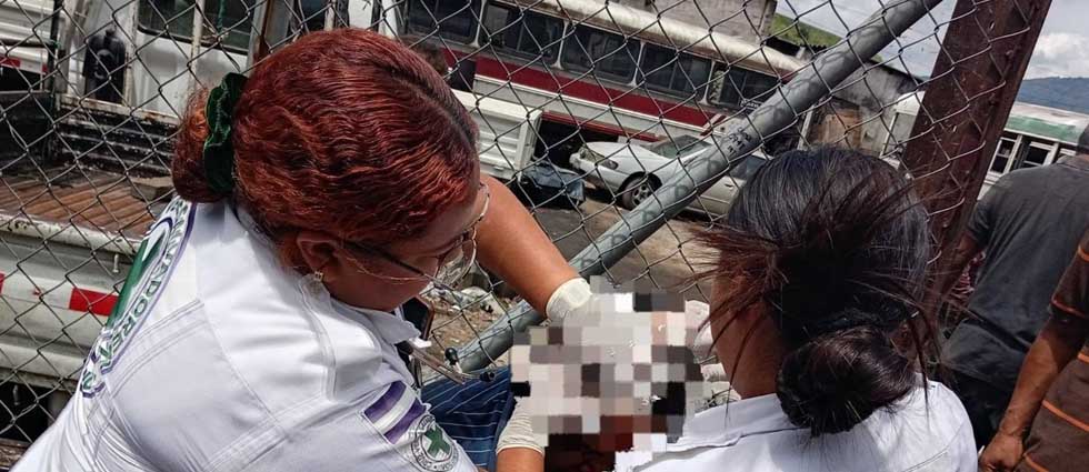 Socorristas auxilian a hombre tras ser arrollado en Soyapango